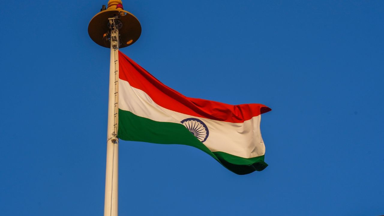 Independence Day Flag: ভাৰতৰ ৰাষ্ট্ৰীয় পতাকাখনৰ ঐতিহ্যৰ কথা জানেনে? জানো আহক আঁৰৰ মানুহজনৰ বিষয়ে…