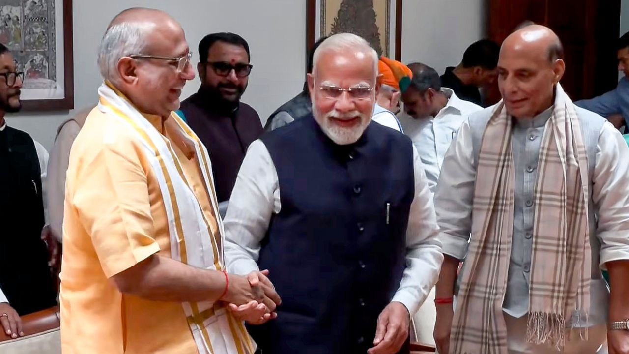 চি পি ৰাধাকৃষ্ণনক চিনাকী কৰাই অতীত সুঁৱৰিলে নৰেন্দ্ৰ মোদীয়ে
