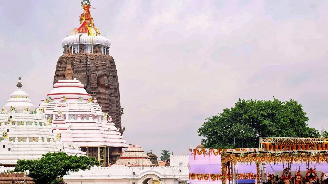 প্ৰথমে কোনেও ধৰিব পৰা নাছিল, পুৰীৰ জগন্নাথ মন্দিৰৰ ভিতৰত চাঞ্চল্যকৰ কাণ্ড যুৱকৰ