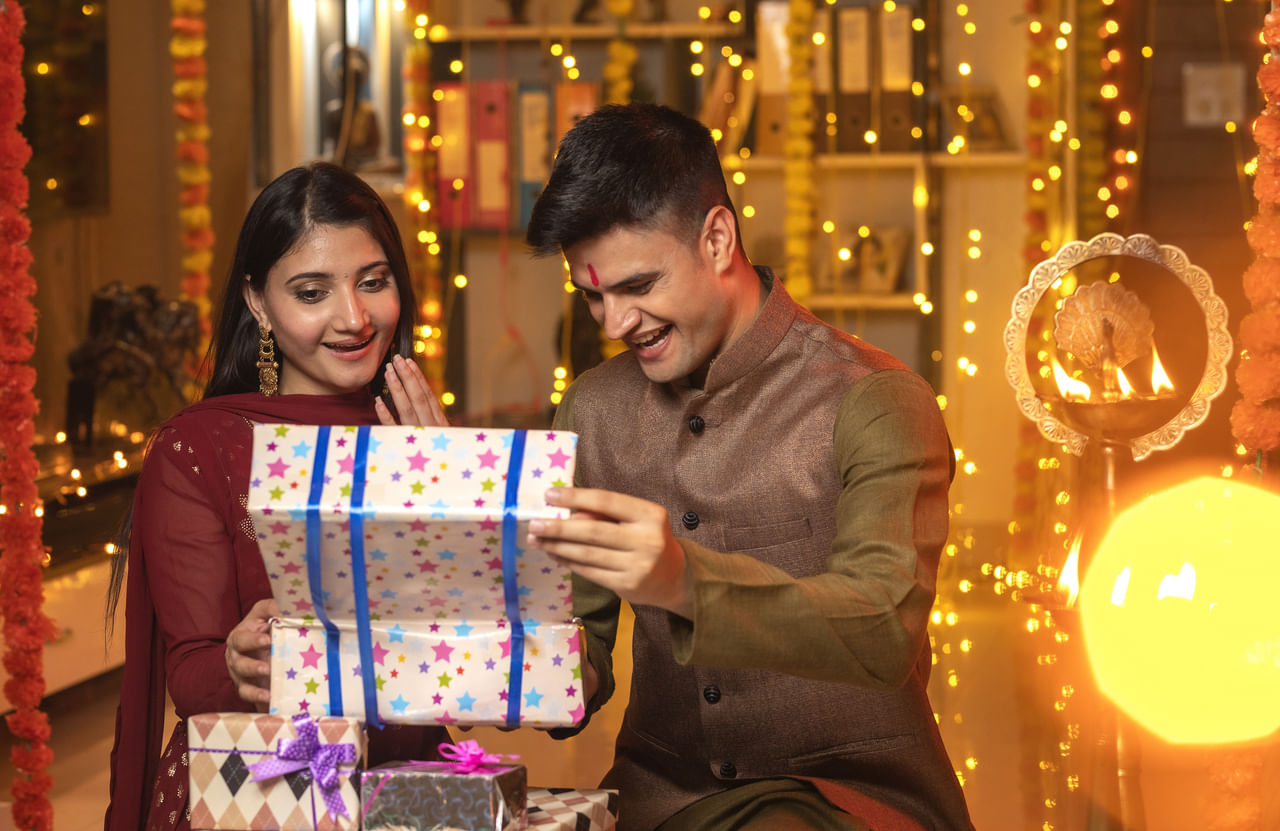ৰাখীবন্ধনৰ দিনা ভনীক কোনো ধৰণৰ ক'লা ৰঙৰ বস্তু উপহাৰ নিদিব। ৰাখীবন্ধন শুভ উৎসৱ , সেয়েহে এই দিনটোত ক’লা ৰঙৰ বস্তু দিব নালাগে। ক’লা ৰঙৰ কাপোৰ, ঘড়ী আদি দিব নালাগে। (Getty Images)