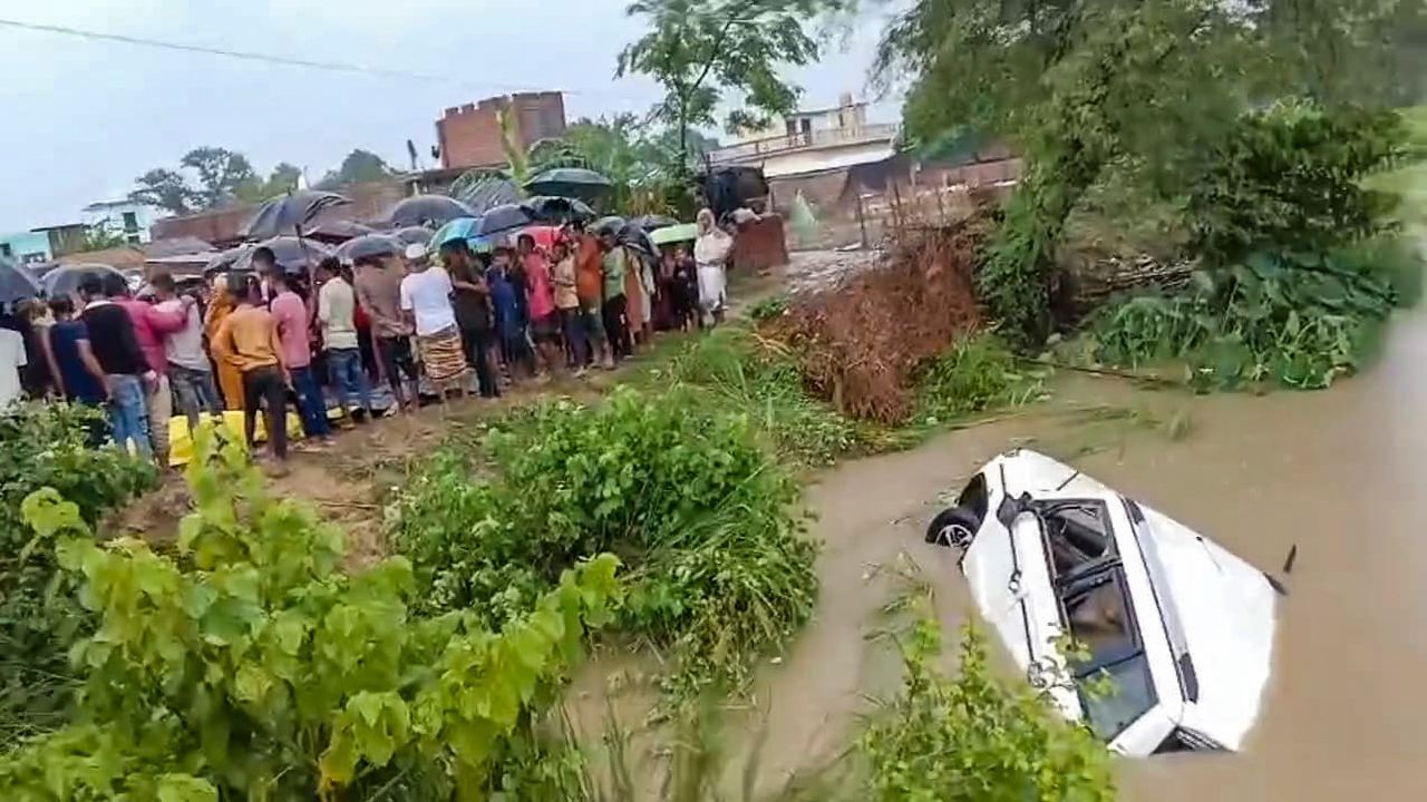 ভয়ংকৰ দুৰ্ঘটনা! নিয়ন্ত্ৰণ হেৰুৱাই খালত বাগৰি পৰিল বাহন, একেটা পৰিয়ালৰ ৯ সদস্যসহ ১১ জন তীৰ্থযাত্ৰী নিহত ভয়ংকৰ দুৰ্ঘটনা! নিয়ন্ত্ৰণ হেৰুৱাই খালত বাগৰি পৰিল বাহন, একেটা পৰিয়ালৰ ৯ সদস্যসহ ১১ জন তীৰ্থযাত্ৰী নিহত