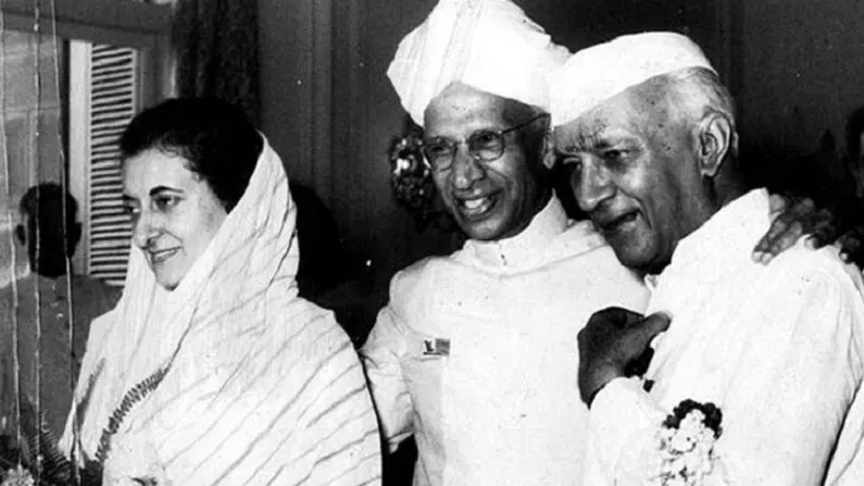 ৰাজনীতিৰ ক্ষেত্ৰত নেহৰুৰ সতীৰ্থ ৰাধাকৃষ্ণণে কেন্দ্ৰীয় মন্ত্ৰী সভাৰ বৈদেশিক মন্ত্ৰী হিচাপে কাৰ্যনিৰ্বাহ কৰিছিল। এগৰাকী কেন্দ্ৰীয় মন্ত্ৰীৰ পদমৰ্য্যাদা আৰু সম্পূৰ্ণ ক্ষমতাৰে, ভাৰতৰ ৰাষ্ট্ৰদূত হিছাপে ১৯৪৯ চনৰ পৰা ১৯৫২ চনলৈ ছোভিয়েত ৰাছিয়াত থকা সময়ছোৱাত কাশ্মীৰ সমস্যাক লৈ পাক-ভাৰত মতানৈক্যৰ বিষয়ত ৰাষ্ট্ৰসংঘৰ নিৰাপত্তা পৰিষদৰ ওচৰত সপক্ষে ছোভিয়েত সমৰ্থন আদায় কৰিছিল।