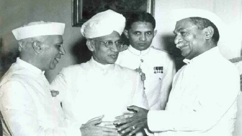 কলেজীয়া শিক্ষা শেষ কৰাৰ পূৰ্বেই তেওঁ আটাইকেইখন বেদ আৰু উপনিষদ সম্পূৰ্ণৰূপে অধ্যয়ন কৰে। মাদ্ৰাজ বিশ্ববিদ্যালয়ৰ পৰা এম.এ ডিগ্ৰীৰ বাবে যুগুত কৰা ৰাধাকৃষ্ণণৰ ‘থেচিচ’(Thesis) ‘The Ethics of the Vedanta and its Material Presuppositon’, দৰ্শনক তেওঁৰ প্ৰথম গ্ৰন্থ হিচাপে ১৯০৮ চনত প্ৰকাশ পায়। সেই সময়ত ৰাধাকৃষ্ণণৰ মাত্ৰ ২০ বছৰ বয়স।