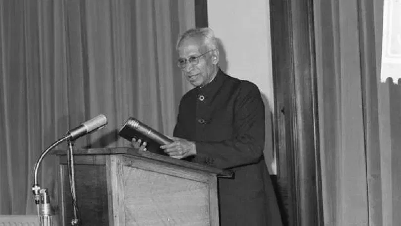 ১৮৮৮ খ্ৰীষ্টাব্দৰ ৫ ছেপ্তেম্বৰ তাৰিখে তামিলনাডুৰ চেন্নাইৰ (আগৰ মাদ্ৰাজৰ) তিৰুটানি নামে ঠাইত ৰাধাকৃষ্ণণে জন্ম গ্ৰহণ কৰে[3]। তেওঁ দেউতাকৰ নাম আছিল সৰ্বেপল্লী বীৰাস্বামী (বীৰ চমাইয়া) আৰু মাতৃৰ নাম সীতামা আছিল। তেওঁ এখন জমিদাৰীৰ ’তহছিলদাৰ’ আছিল। ৰামাকৃষ্ণণ বীৰ চমাইয়াৰ দ্বিতীয় সন্তান আছিল।