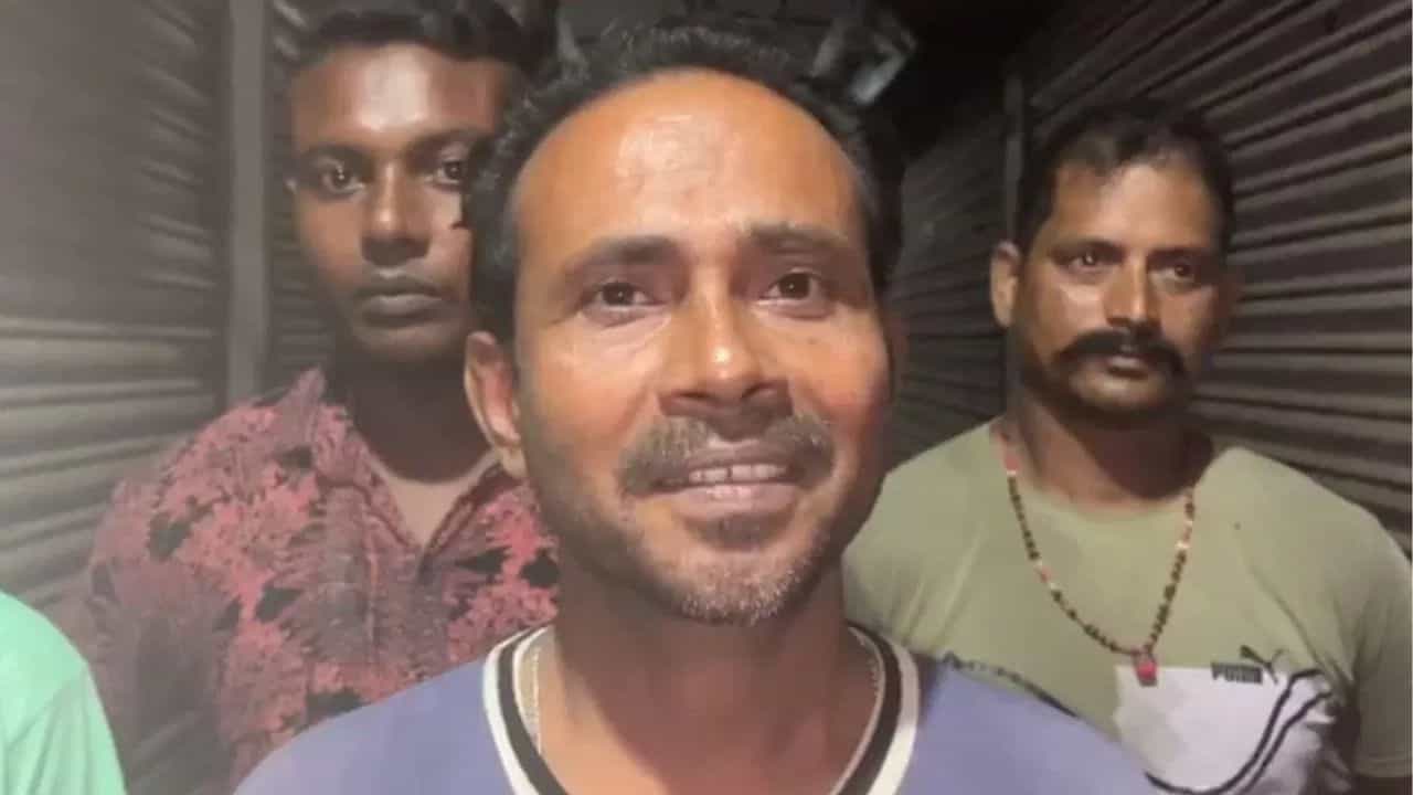 দুই কিডনী বিকল পত্নীৰ চিকিৎসাৰ বাবে নাছিল ধন, ধাৰে লোৱা ধনেৰে ‘মিস্ত্ৰী’য়ে জিনিলে কোটি টকাৰ লটাৰী দুই কিডনী বিকল পত্নীৰ চিকিৎসাৰ বাবে নাছিল ধন, ধাৰে লোৱা ধনেৰে ‘মিস্ত্ৰী’য়ে জিনিলে কোটি টকাৰ লটাৰী