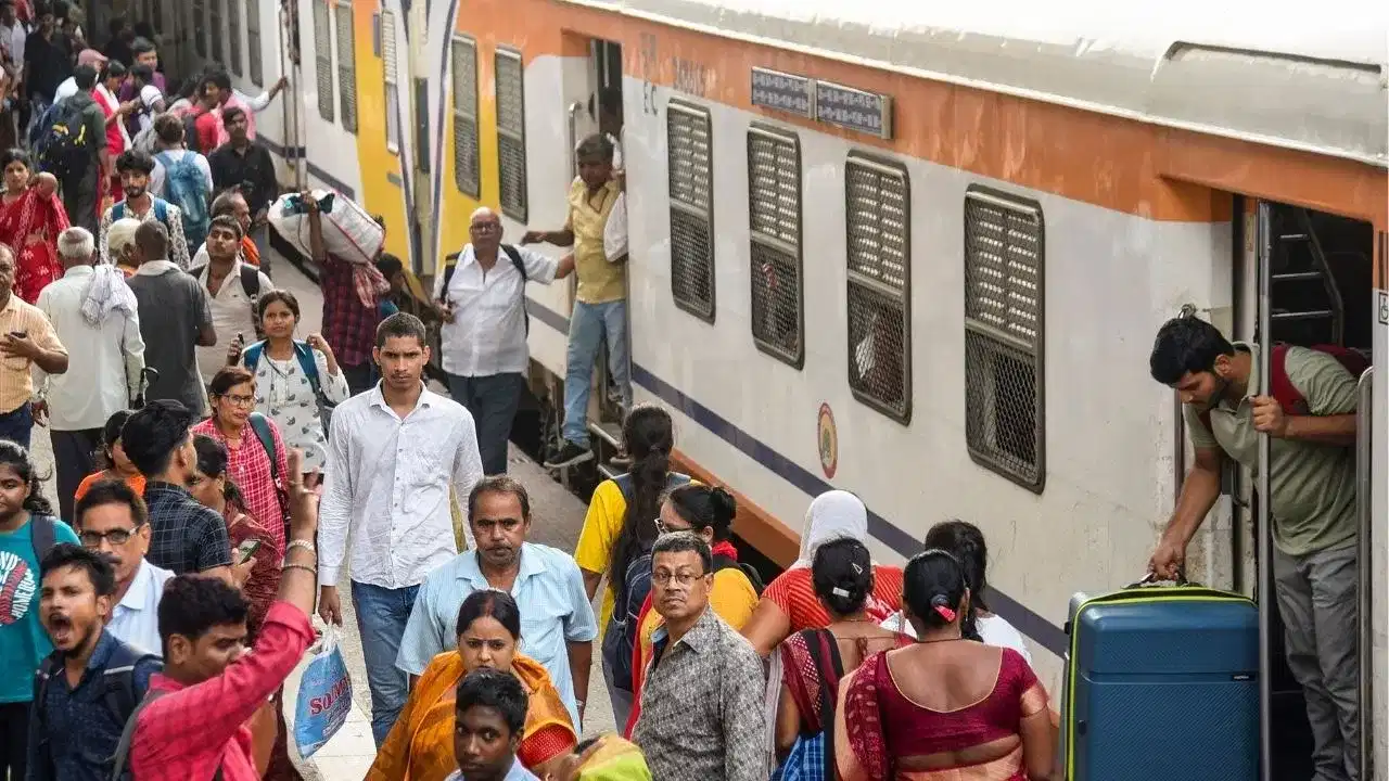 UPI ৰ জৰিয়তে ৰেলৰ টিকট ক্ৰয় কৰিলে IRCTC এ লয় নেকি অতিৰিক্ত ধন? জনালে ৰে’লৱে UPI ৰ জৰিয়তে ৰেলৰ টিকট ক্ৰয় কৰিলে IRCTC এ লয় নেকি অতিৰিক্ত ধন? জনালে ৰে’লৱে