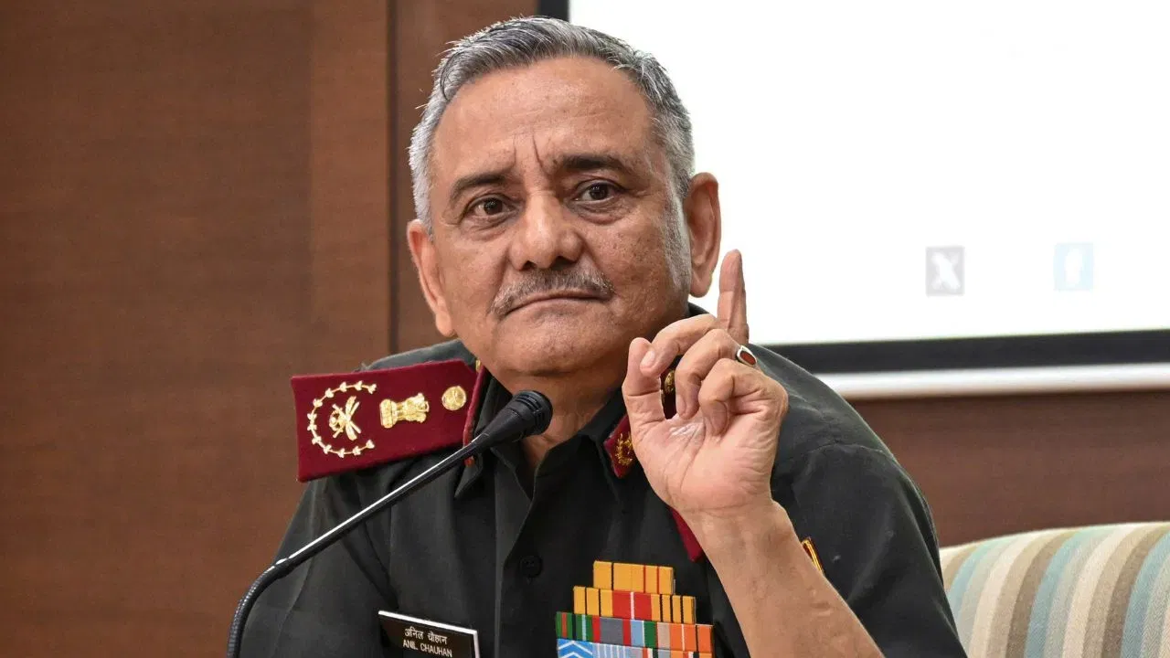 আমি কেৱল অহিংস হ’ব নোৱাৰে, শান্তি বিচাৰিলে যুদ্ধৰ বাবে সাজু হ’বই লাগিবঃ CDS অনিল চৌহান