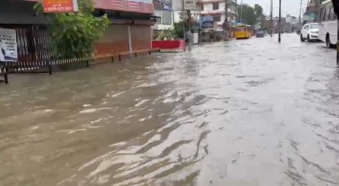 নিশা হোৱা নেৰানেপেৰা বৰষুণৰ ফলত জলমগ্ন হৈ পৰিছে মহানগৰীৰৰ বিভিন্ন প্ৰান্ত। আজি হঠাতে পুৱা পৰিৱেশ সলনি হৈ পৰে গুৱাহাটী মহানগৰীৰ।