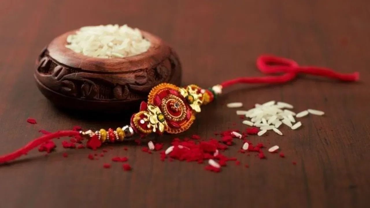 পঞ্চাঙৰ তথ্য অনুসৰি শাওনৰ মাহৰ পূৰ্ণিমাৰ তিথি ৮ আগষ্টৰ পৰা দুপৰীয়া ২:১২ বজাৰ পৰা আৰম্ভ হ’ব আৰু পিছদিনা অৰ্থাৎ ৯ আগষ্টৰ দুপৰীয়া ১:২৪ বজাত শেষ হ’ব। একে সময়তে ৮ আগষ্টত ভদ্ৰ কাল হ’ব।