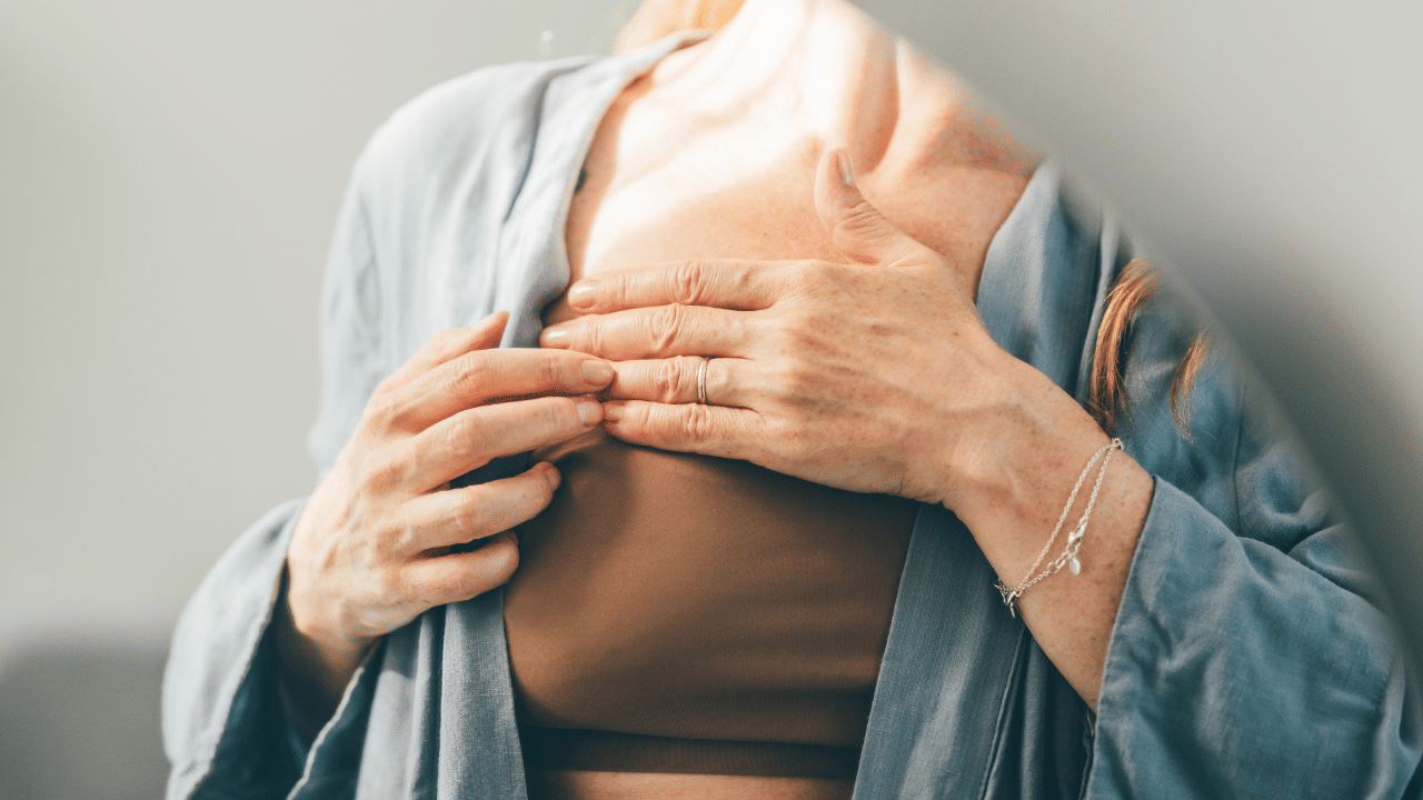 Breast Cancer symptoms: বিষ, আকাৰৰ পৰিবৰ্তন! স্তনৰ কৰ্কট ৰোগ হ’লে কি কি লক্ষণে দেখা দিয়ে? জানক চিকিৎসকৰ পৰা…