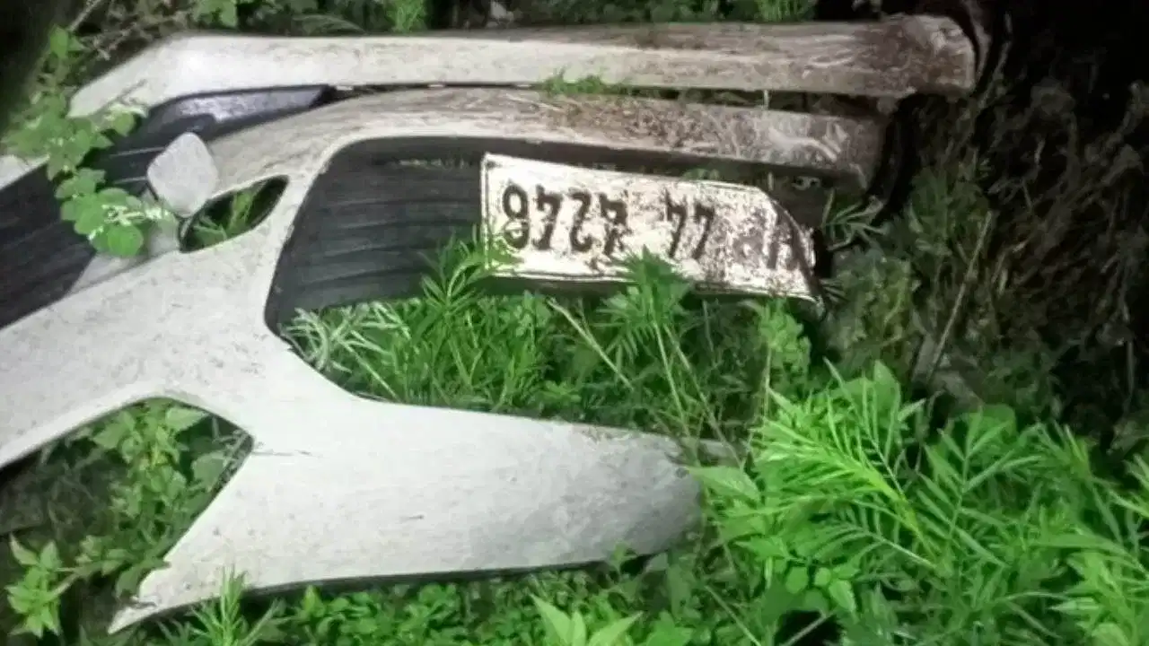 চলন্ত বাহনৰ ওপৰত বাগৰি পৰিল প্ৰকাণ্ড শিল! থিতাতে প্ৰাণ গল ৬ জনৰ... চলন্ত বাহনৰ ওপৰত বাগৰি পৰিল প্ৰকাণ্ড শিল! থিতাতে প্ৰাণ গল ৬ জনৰ...