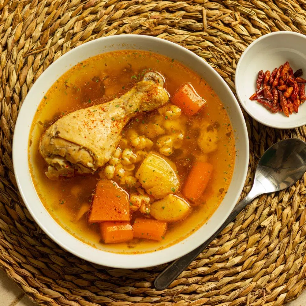টনচিলৰ সমস্যাত ভুগি থকাসকলৰ বাবে শাক-পাচলি বা চিকেন ষ্টু খোৱাটো ভাল। ই ডিঙি শান্ত কৰে। ইয়াৰ লগতে চৰ্দি আৰু কাহৰ সমস্যাৰ পৰাও সকাহ দিয়ে। আৰু টনচিলৰ বিষো কমি যায়।(Credit -Canva)