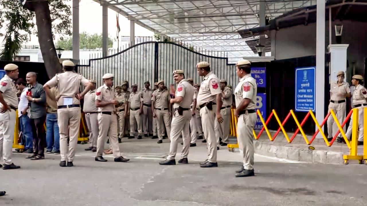 প্ৰথমে অভিযোগ দাখিল, তাৰ পাছতে মুখ্যমন্ত্ৰীক আক্ৰমণ...! প্ৰথমে অভিযোগ দাখিল, তাৰ পাছতে মুখ্যমন্ত্ৰীক আক্ৰমণ...!