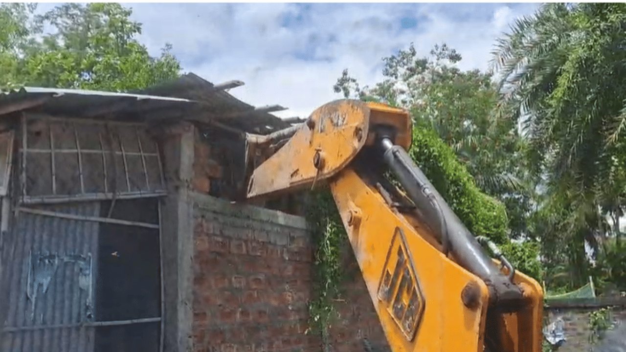 কিন্তু এই উচ্ছেদত বাধা আৰোপ কৰে বেদখলকাৰীসকলে। আনকি আৰক্ষীয়ে শিলগুটি নিক্ষেপ কৰে। যাৰ ফলত আঘাতপ্ৰাপ্ত হয় আৰক্ষী জোৱান। ইয়াৰ পাছত আৰক্ষীয়ে লাঠীচালনা কৰিবলৈ বাধ্য হয়। ইয়াৰোপৰি কেইবাজনক আটক কৰে।