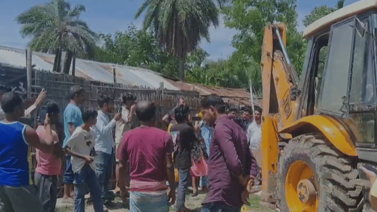 জানিব পৰা মতে,পৌৰসভাৰ ভূমি দখল কৰি দীৰ্ঘসময় ধৰি বাস কৰি আছিল একাংশ। এনেকৈ অবৈধভাৱে থকা ৭/৮ পৰিয়ালক স্থানন্তৰ কৰিবলৈ ৪৮ ঘন্টাৰ সময় বান্ধি দিছিল হোজাই পৌৰসভাই। এই সন্দৰ্ভত জাৰি কৰিছিল জাননী।