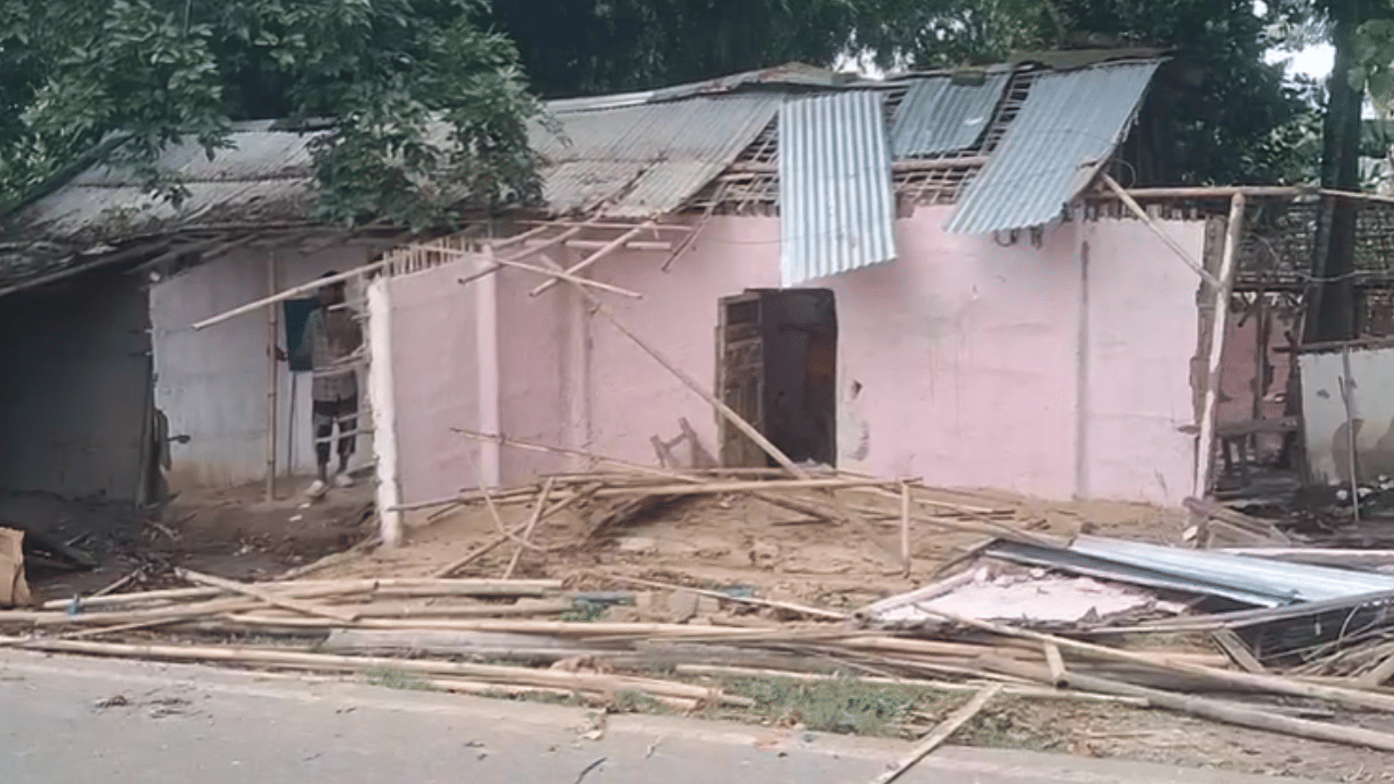 ইয়াৰ পাছতে বিষয়টো সন্দৰ্ভত ন্যায় বিচাৰি তথা অবৈধ বেদখলকাৰীক উচ্ছেদৰ দাবী জনাই ১১ আগষ্টত স্থানীয় দল সংগঠনে ঐতিহাসিক ধোদৰ আলি অৱৰোধ কৰি প্ৰতিবাদী কাৰ্যসূচী ৰূপায়ণ কৰিছিল। তাৰ পাছতে আজি চলে এই উচ্ছেদ অভিযান।