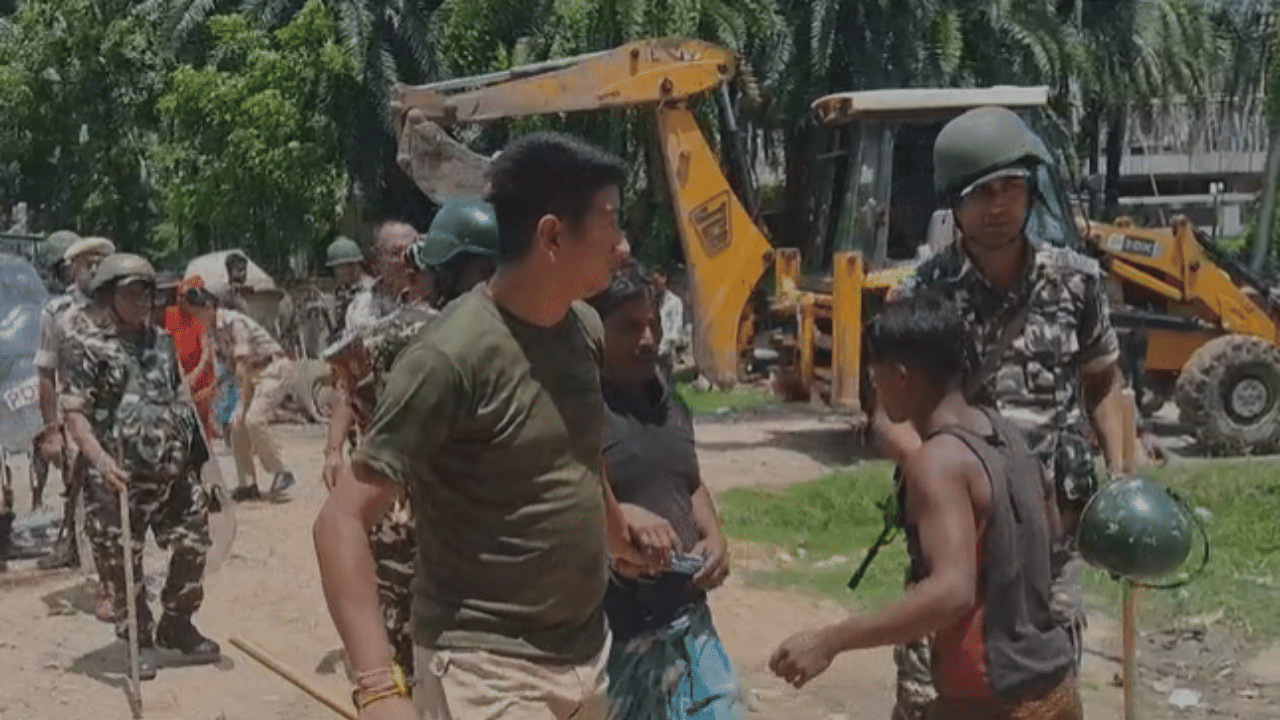 পুনৰ হোজাইত চলিল প্ৰশাসনৰ উচ্ছেদ অভিযান। বেদখলকাৰীৰ বিৰুদ্ধে আদৰ্শ বজাৰৰ ভূমিত  পৌৰসভাই চলাই এই উচ্ছেদ অভিযান। কিন্তু ইয়াৰ মাজতে সৃষ্টি হয় উত্তপ্ত পৰিস্থিতিৰ।
