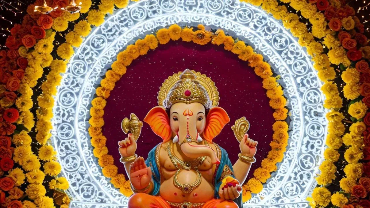 গণেশৰ মূৰ্তি স্থাপনৰ এটা অতি গুৰুত্বপূৰ্ণ নিয়ম হ’ল ঘৰখন খালী কৰি নাযাব। গণেশ আলহীৰ দৰে ঘৰলৈ আহে আৰু এই কথা মনত ৰাখি ঘৰৰ কোনোবা এজনে সদায় গণেশৰ লগত থাকিব লাগে।