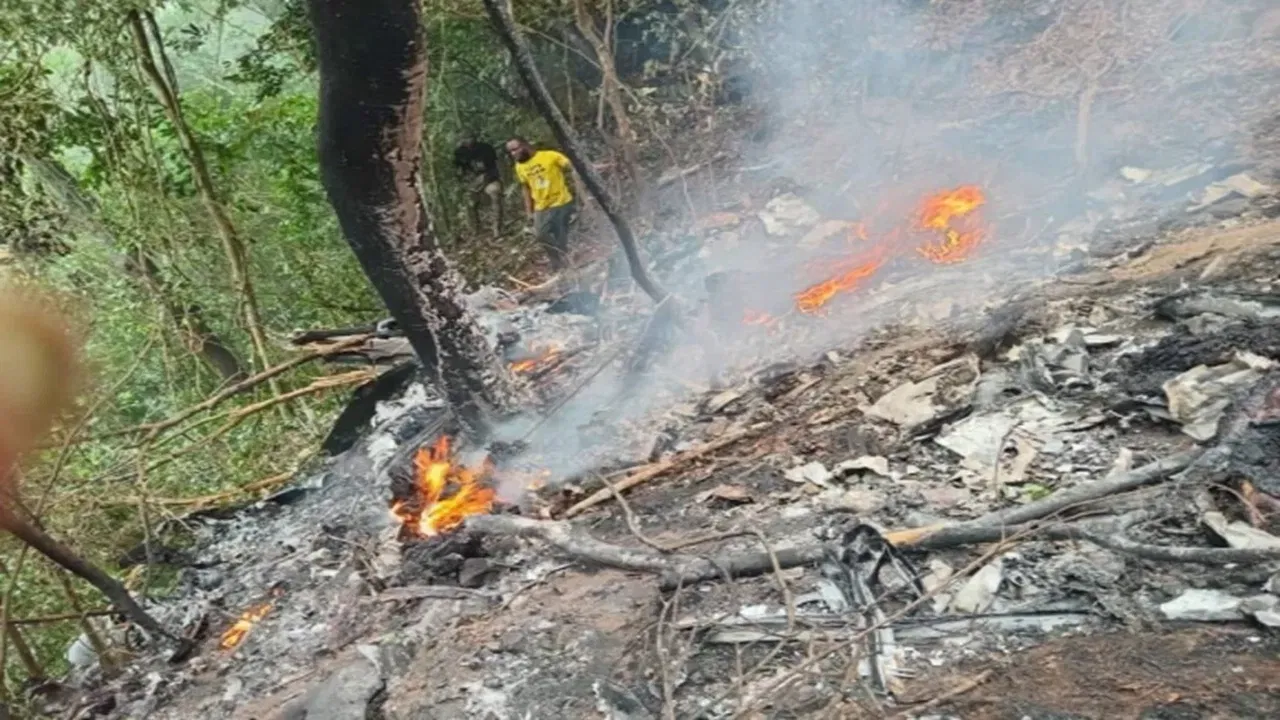 ঘানাত ভয়ংকৰ হেলিকপ্টাৰ দুৰ্ঘটনা! দুগৰাকী মন্ত্ৰীসহ ৮জনৰ মৃত্যু… ঘানাত ভয়ংকৰ হেলিকপ্টাৰ দুৰ্ঘটনা! দুগৰাকী মন্ত্ৰীসহ ৮জনৰ মৃত্যু…