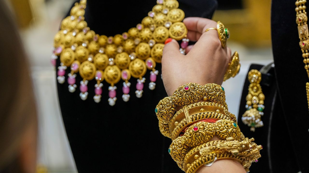 Gold Price Today: এসপ্তাহত সোণৰ মূল্য ১৬৯০ টকা বৃদ্ধি, গুৱাহাটীত আজি কিমান সোণ-ৰূপৰ মূল্য?