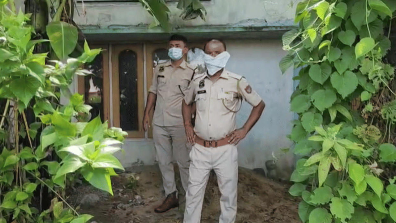 মহানগৰীৰ বন্ধ কোঠাত উদ্ধাৰ মহিলাৰ অৰ্ধগলিত মৃতদেহ! সেই ঘৰটোতে একেলগে আছিল স্বামী…