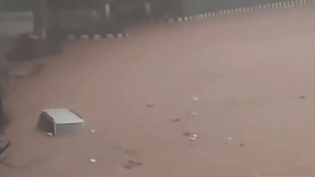 ইয়াৰোপৰি বৰগাঁও, বেহাৰবাৰী, নালাপাৰা,পাঞ্জাবাৰী,অনিল নগৰ, ৰুক্মিনী গাঁও আদিত পানী বৃদ্ধি পাইছে। বুধবাৰৰ বৰষুণৰ ফলত কেইবাটাও অঞ্চল জলামগ্ন হৈ আছে। তেনে স্থলত আজিৰ বৰষুণে আৰু কেইবাটাও অঞ্চল পানীৰে ডুবাই পেলাইছে। যাৰ ফলত সাধাৰণ জনতাৰ সমস্যাৰ সৃষ্টি হৈছে।