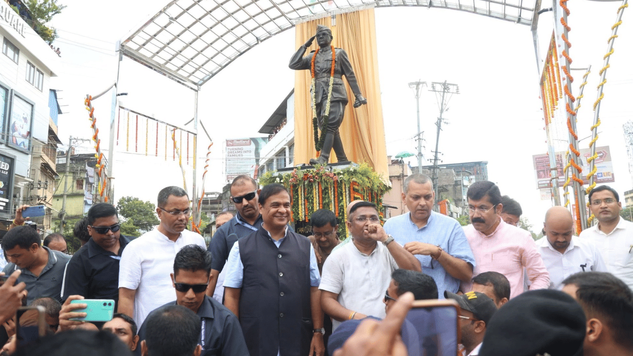 শিলচৰত নেতাজীৰ ২৪ ফুট উচ্চতাৰ প্ৰতিমূৰ্তি উন্মোচন মুখ্যমন্ত্ৰী হিমন্ত বিশ্ব শৰ্মাৰ… শিলচৰত নেতাজীৰ ২৪ ফুট উচ্চতাৰ প্ৰতিমূৰ্তি উন্মোচন মুখ্যমন্ত্ৰী হিমন্ত বিশ্ব শৰ্মাৰ…