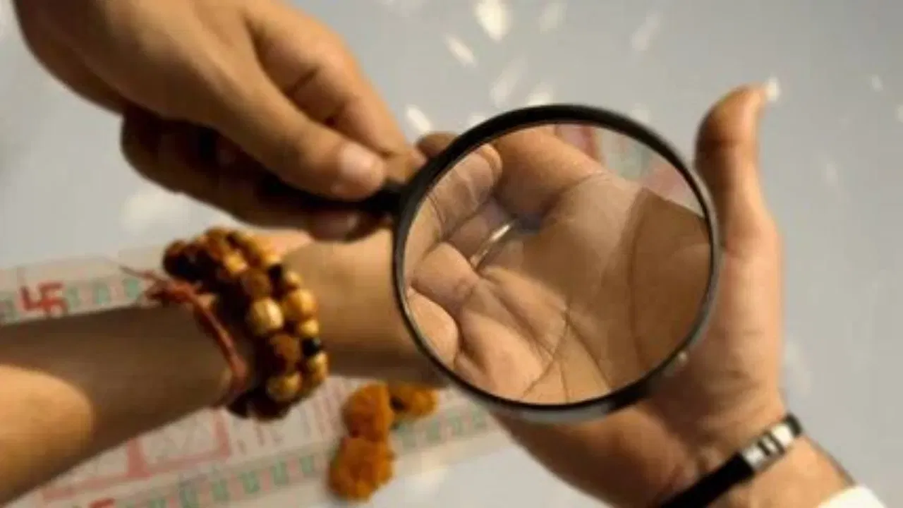 হস্তৰেখা শাস্ত্ৰৰ মতে যদি আপোনাৰ হাতৰ তলুৱাত চন্দ্ৰ পৰ্বতৰ পৰা কোনো ৰেখা ওলাই আহি ভাগ্যৰ ৰেখাডালত মিলিত হয়, তেন্তে সেয়া প্ৰেম বিবাহৰ চিন। একে সময়তে যদি শুক্ৰৰ পৰ্বত স্বাভাৱিকতকৈ অধিক স্পষ্ট, তেন্তে ই প্ৰেম বিবাহৰ সম্ভাৱনা বৃদ্ধি কৰে।