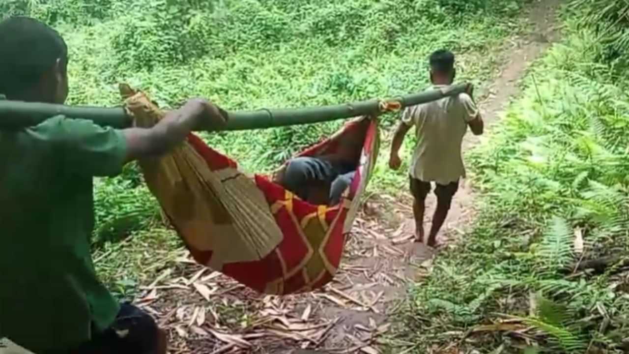 চৰকাৰৰ উন্নয়নে ঢুকি নোপোৱা এখন গাঁও, কান্ধত ভাৰ বান্ধি ৰোগীক নিবলগীয়া হয় চিকিৎসালয়লৈ !