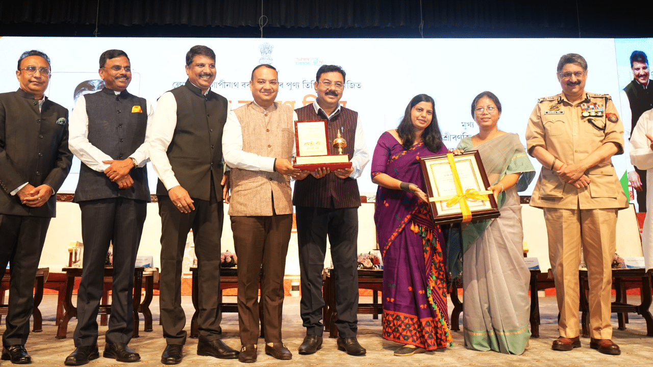 ‘লোক কল্যাণ দিৱস’ত ৰাজ্যৰ একাংশ বিষয়া-কৰ্মচাৰীক ‘কৰ্মশ্ৰী বঁটা’ প্ৰদান… ‘লোক কল্যাণ দিৱস’ত ৰাজ্যৰ একাংশ বিষয়া-কৰ্মচাৰীক ‘কৰ্মশ্ৰী বঁটা’ প্ৰদান…