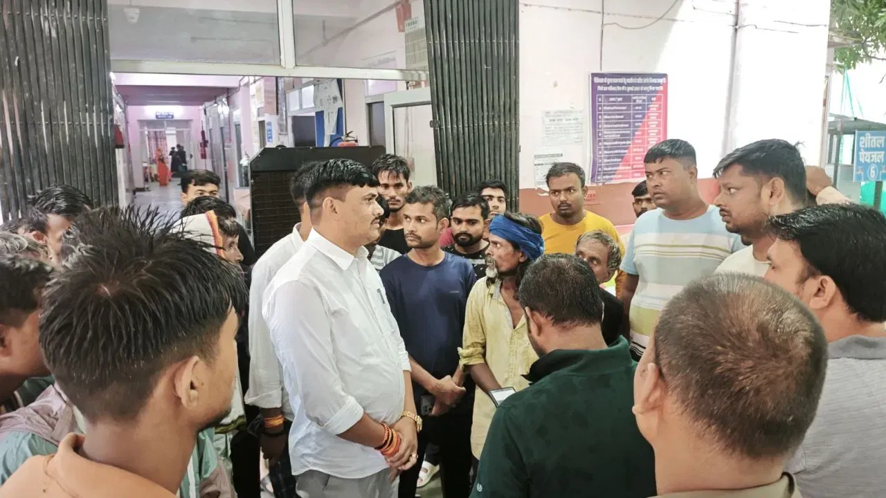 ধাৰাসাৰ বৰষুণৰ ফলত খহি পৰিল ঘৰ! বোকাৰ মাজত আৱদ্ধ হৈ মাতৃ-কন্যাৰ মৃত্যু… ধাৰাসাৰ বৰষুণৰ ফলত খহি পৰিল ঘৰ! বোকাৰ মাজত আৱদ্ধ হৈ মাতৃ-কন্যাৰ মৃত্যু…