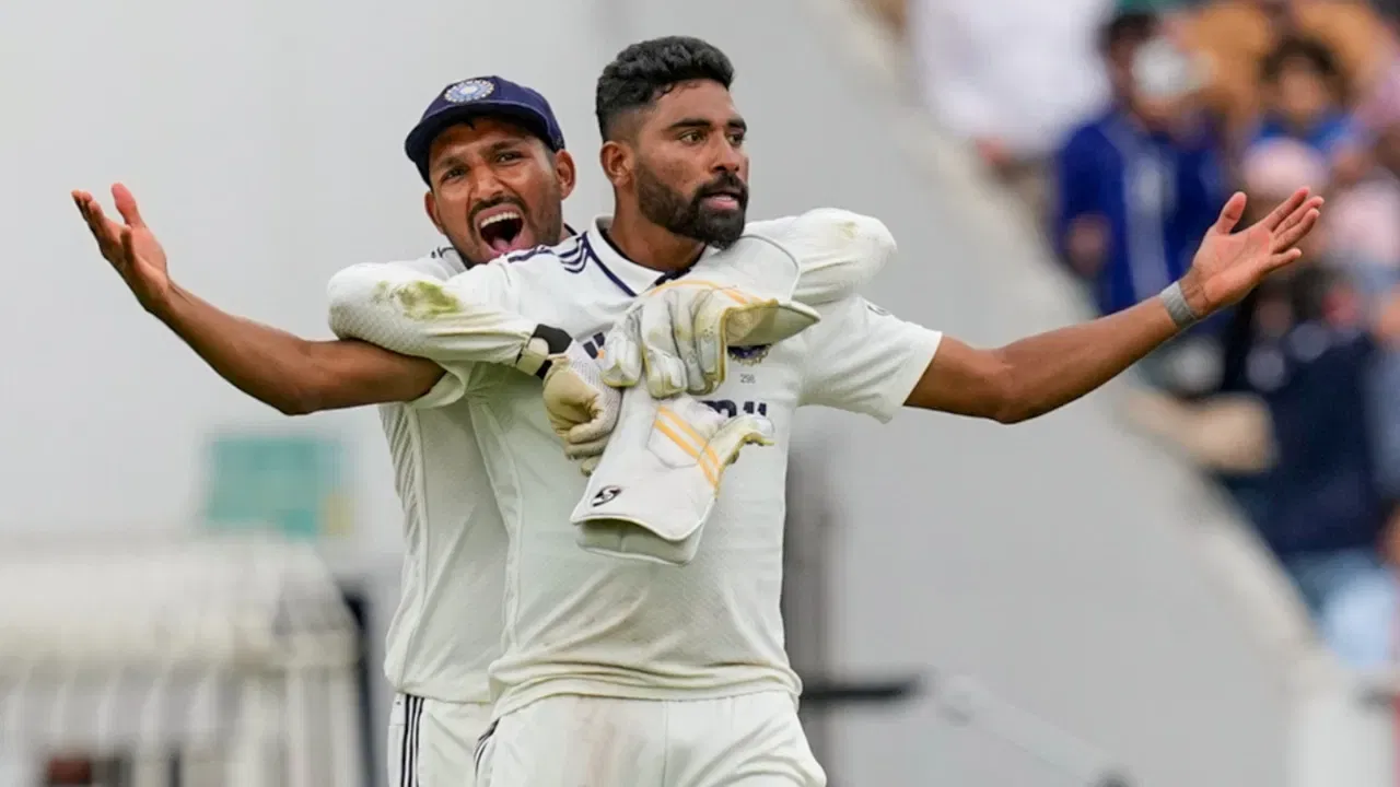যাদু অক্ষত! ICC টেষ্ট ৰেংকিঙত উজ্বলিল মহম্মদ ছিৰাজ, শীৰ্ষ ৫ত স্থান লাভ যশস্বী জয়ছৱালৰ… যাদু অক্ষত! ICC টেষ্ট ৰেংকিঙত উজ্বলিল মহম্মদ ছিৰাজ, শীৰ্ষ ৫ত স্থান লাভ যশস্বী জয়ছৱালৰ…