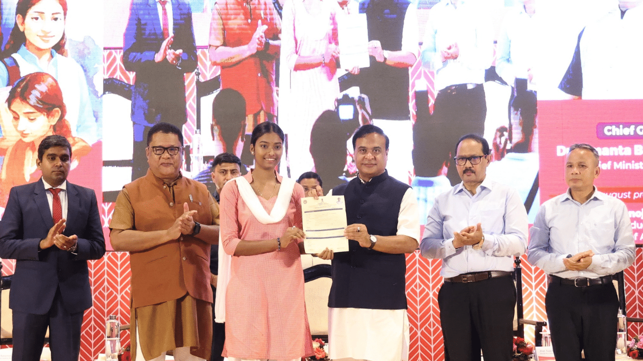 নিযুত মইনা ২.০ আঁচনিৰ প্ৰ-পত্ৰ বিতৰণৰ আনুষ্ঠানিক শুভাৰম্ভ মুখ্যমন্ত্ৰীৰ… নিযুত মইনা ২.০ আঁচনিৰ প্ৰ-পত্ৰ বিতৰণৰ আনুষ্ঠানিক শুভাৰম্ভ মুখ্যমন্ত্ৰীৰ…