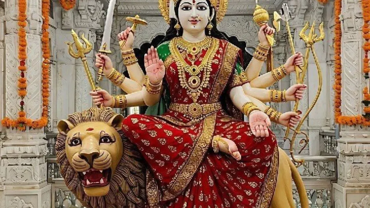 নৱৰাত্ৰিৰ উৎসৱ হিন্দু শাৰদীয় নৱৰাত্ৰিৰ বিশেষ তাৎপৰ্য আছে। এই সময়ত মানুহে মা দুৰ্গাক পূজা কৰে। ২০২৫ চনত কেতিয়াৰ পৰা আৰম্ভ হ'ব শাৰদীয় নৱৰাত্ৰী । লগতে জানত এইবাৰ কি বাহনত উঠি মা দুৰ্গা নিজৰ ভক্তক আশীৰ্বাদ দিবলৈ আহিব।
