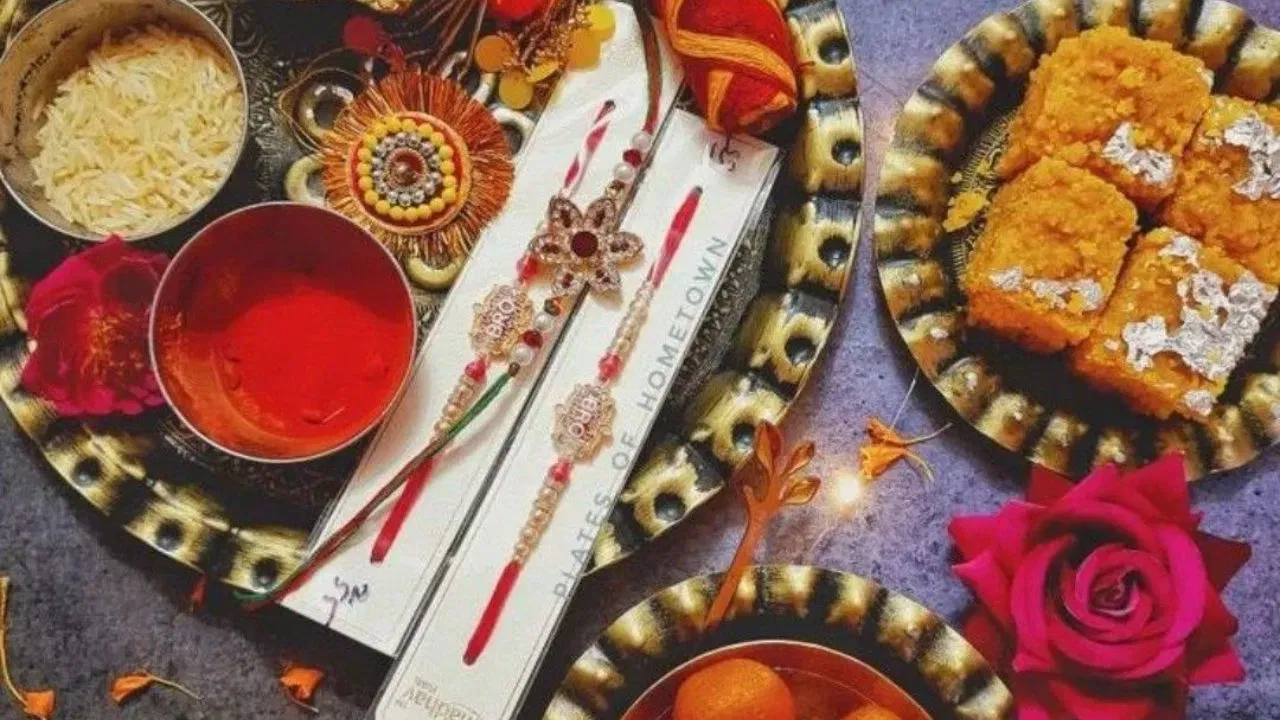 ৰাখী বান্ধোতে সঠিক দিশত বহাটো উচিত। ৰাখীবন্ধনৰ দিনা পূব বা উত্তৰ দিশলৈ মুখ কৰি ৰাখী বান্ধিব লাগে। এই দিশত ৰাখী বান্ধি লোৱাটো শুভ বুলি গণ্য কৰা হয়। পূব আৰু উত্তৰ দিশত দেৱতা বাস কৰে, গতিকে এই দিশটো শুভ বুলি গণ্য কৰা হয়।