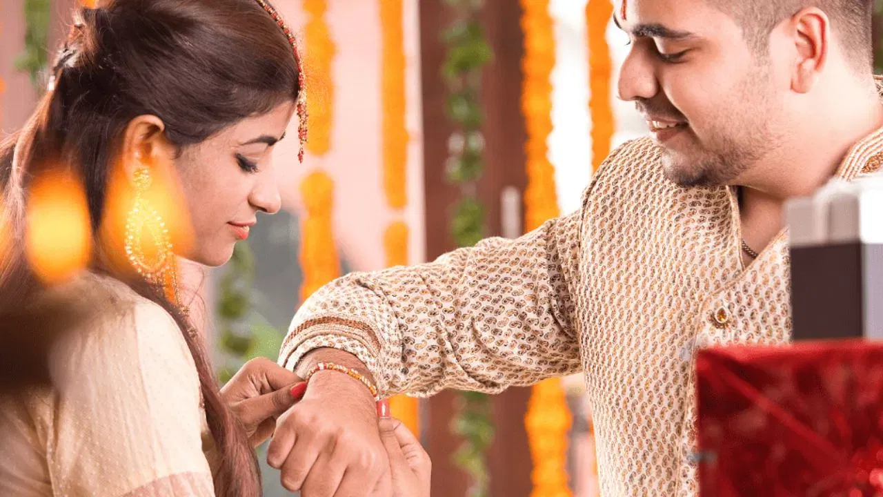 ৰাখী কেতিয়া খুলিব লাগে সেই সম্পৰ্কে শাস্ত্ৰত কোনো নিৰ্দিষ্ট দিন বা বাৰৰ কথা উল্লেখ নাই। কিন্তু বহুদিন ৰাখী বান্ধি ৰখাটো অশুভ হ’ব পাৰে।