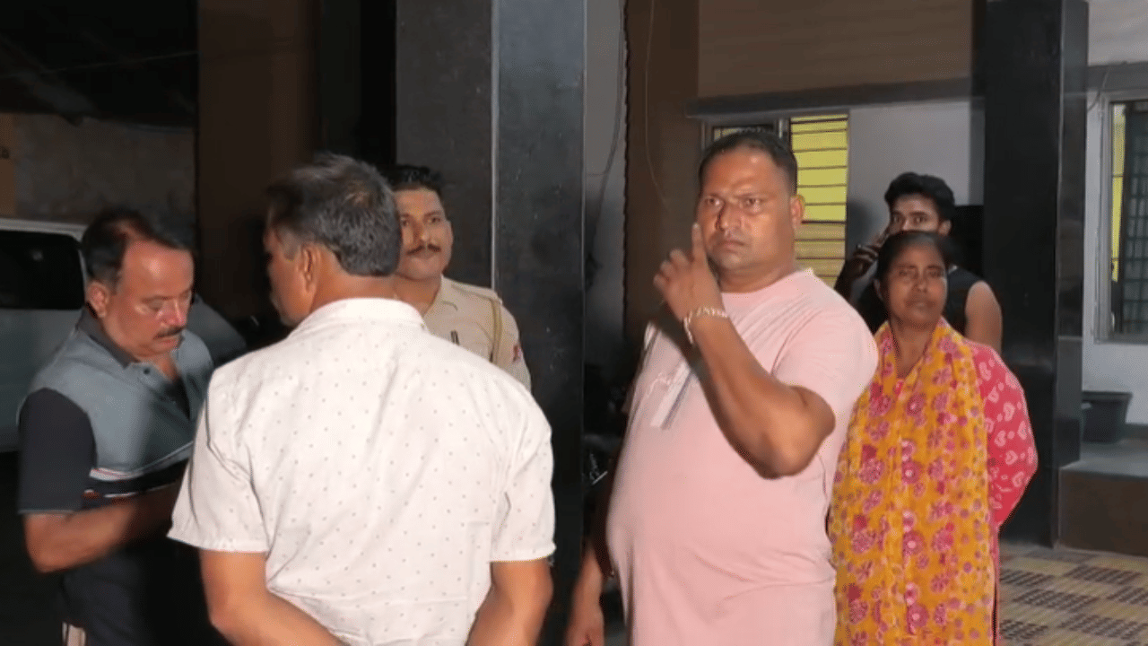 বৰ্তমান চিকিৎসাধীন অৱস্থাত আছে ভুক্তভোগী। পিঠিত গুলী লাগিছে ব্যৱসায়ীজনৰ। এই ঘটনাৰ জড়িত ব্যক্তিক বিচাৰি উলিয়াবলৈ দাবী জনাইছে ৰাইজে।