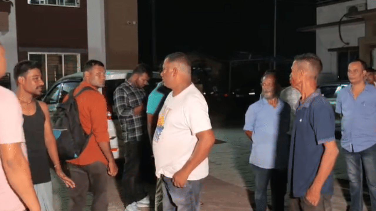 জানিব পৰা মতে,এক জাই গুলী চলাই বাইকত পলায়ন কৰে দুৰ্বৃত্তই। সেই সময়ত মতলিব আলী আৰু ছাইদুল বাইকেৰে গৈ আছিল বতাকুছি অভিমুখে। কিন্তু আদবাটতে সংঘটিত হয় এই ভয়ংকৰ ঘটনা।