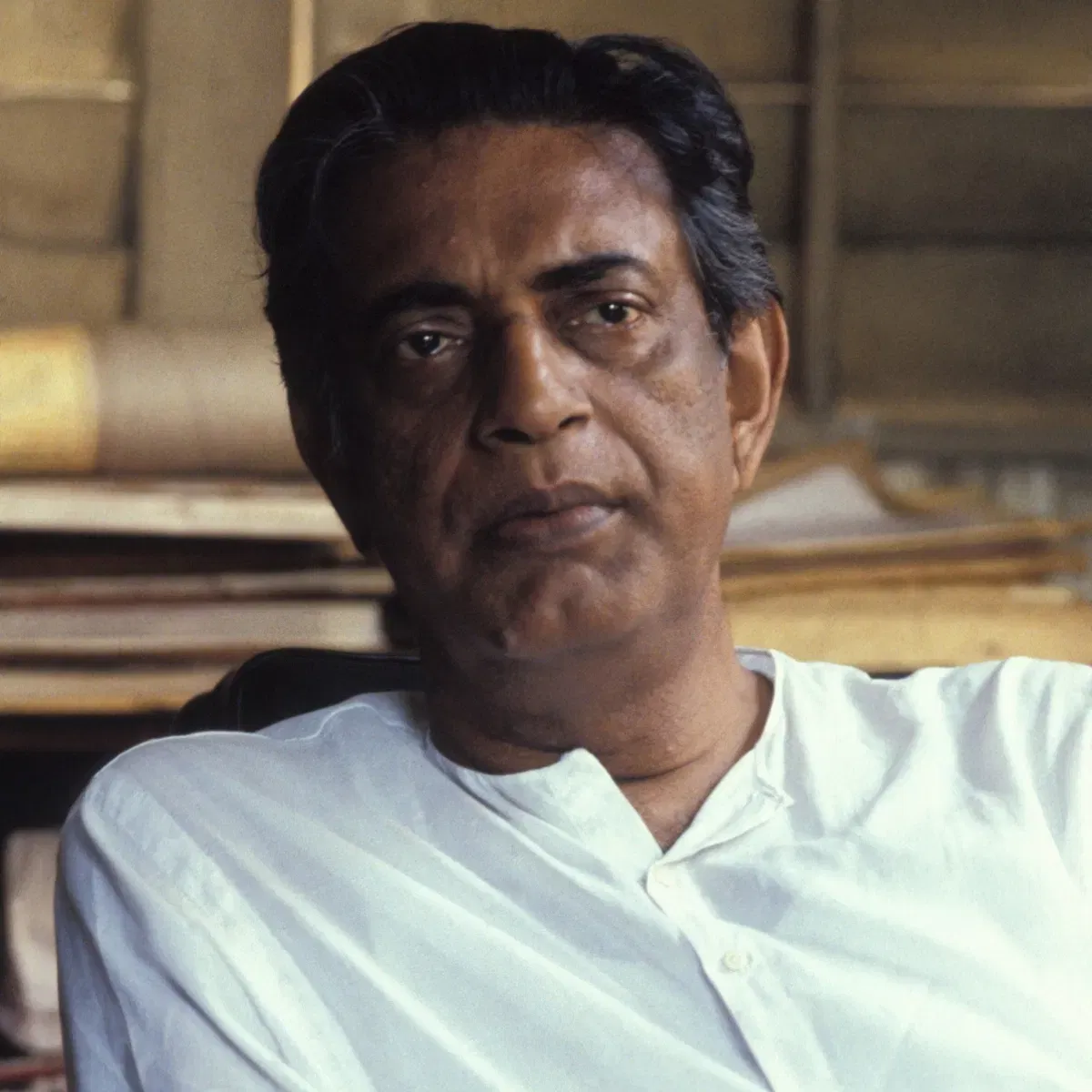 একে সময়তে সত্যজিৎ ৰায়ে সুন্দৰ পৰিচালনাৰ বাবেও অস্কাৰ বঁটাৰে সন্মানিত হৈছে। তেওঁক সন্মানীয় একাডেমী বঁটাৰে সন্মানিত কৰা হয়। কিন্তু সেই সময়ছোৱাত সত্যজিত ৰায় অতিকৈ অসুস্থ আছিল আৰু কেৱল ভিডিঅ’ কনফাৰেন্সিঙৰ জৰিয়তেহে অনুষ্ঠানটোৰ অংশ হ’বলৈ সক্ষম হৈছিল। (Photos Credit: Getty Images)