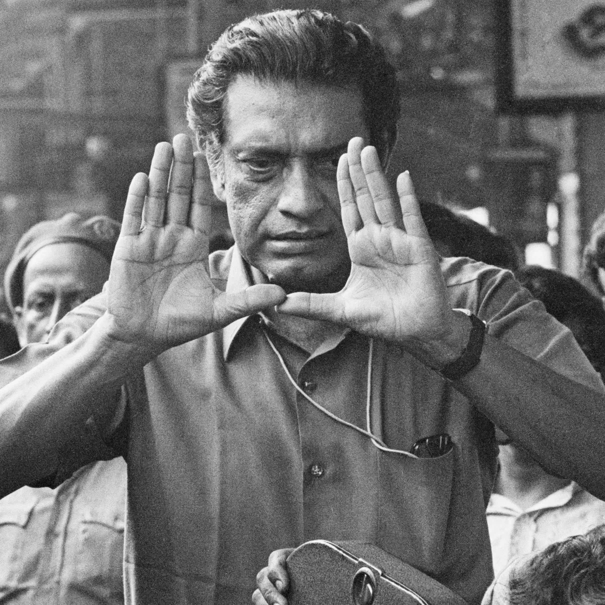 এতিয়ালৈকে ভাৰতীয় শিল্পীৰ ভিতৰত কিংবদন্তি চলচ্চিত্ৰ নিৰ্মাতা সত্যজিৎ ৰায়। সত্যজিতে সৰ্বাধিক ৰাষ্ট্ৰীয় বঁটা লাভ কৰিছে। আপুনি জানি আচৰিত হ’ব যে ইতিহাসত এতিয়ালৈকে সত্যজিৎ ৰায়ে মুঠ ৩৫টা ৰাষ্ট্ৰীয় বঁটা লাভ কৰিছে। তেওঁক বিভিন্ন শিতানত এই বঁটা প্ৰদান কৰা হৈছে। (Photos Credit: Getty Images)