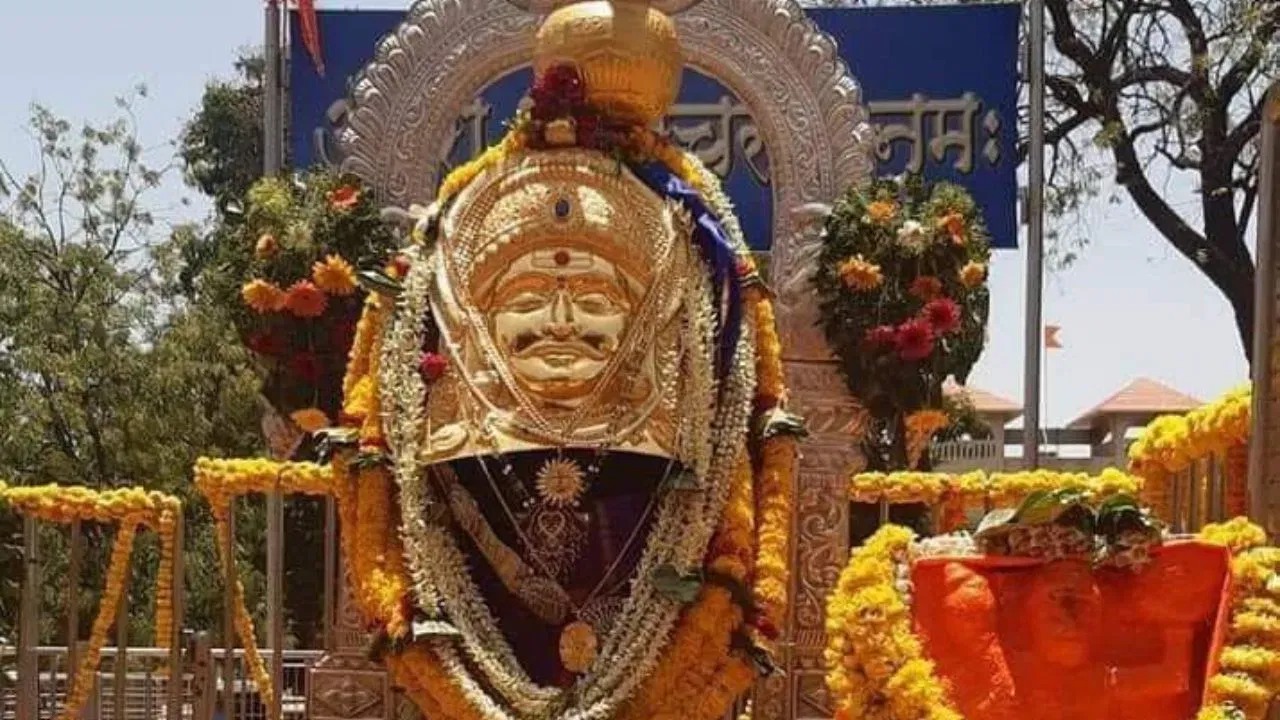 শনি দেৱৰ শক্তিক অতিশয় শক্তিশালী বুলি গণ্য কৰা হয়। শনি দেৱৰ লগত কেতিয়াও চকুৰ সংস্পৰ্শ হ'ব নালাগে বুলি বিশ্বাস কৰা হয়। বিশেষকৈ যিসকলৰ ৰাশিত শনিৰ অশুভ অৱস্থান চলি আছে।