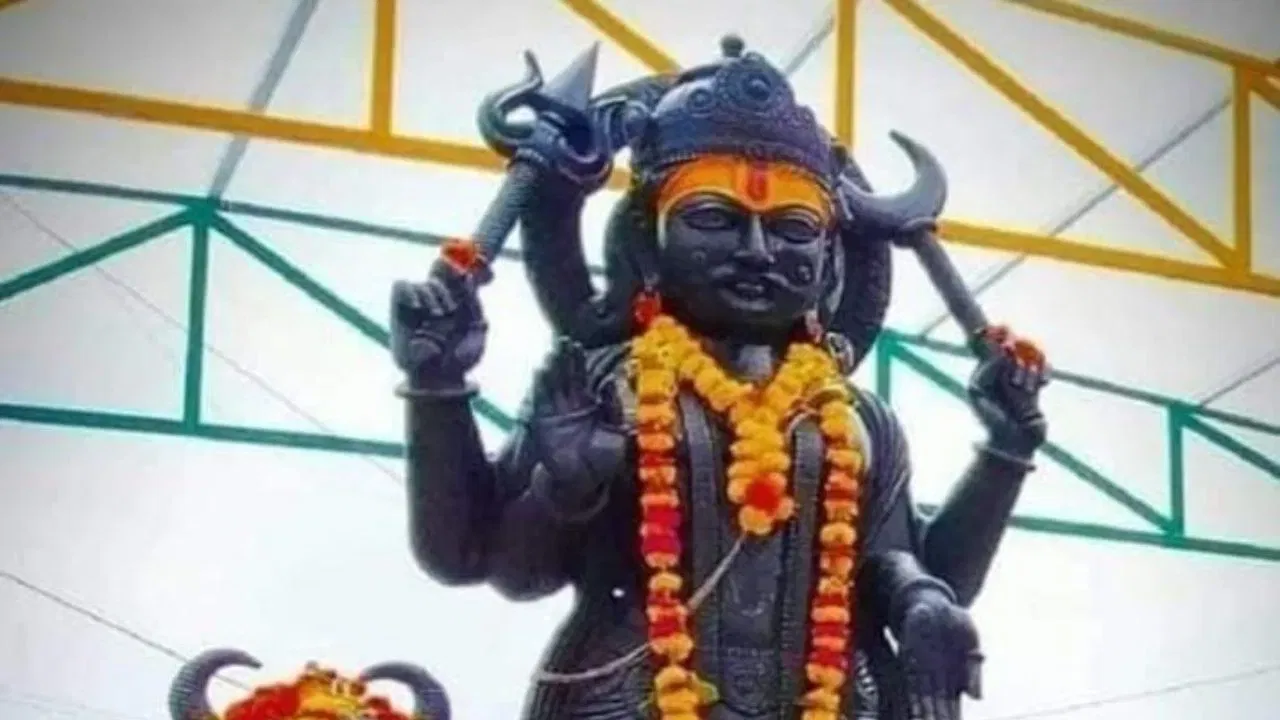 শনিৰ তীব্ৰ দৃষ্টি ঘৰৰ শান্তি আৰু ধনাত্মক শক্তিৰ বাবে লাভদায়ক হিচাপে গণ্য কৰা নহয়। গতিকে শনিদেৱৰ মূৰ্তি বা ফটো ঘৰত নাৰাখি কেৱল শনি মন্দিৰলৈ গৈ পূজা কৰা উচিত।