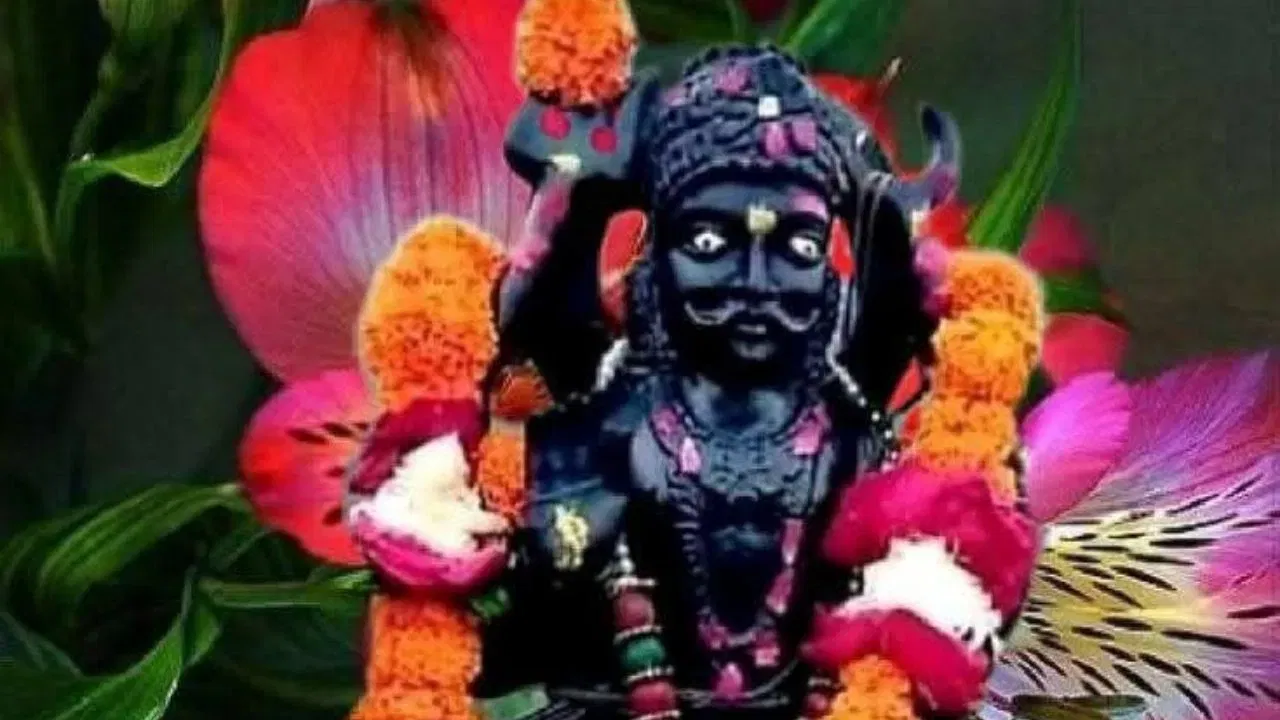 শনি দেৱক সদায় মন্দিৰলৈ গৈ পূজা কৰা হয়। মন্দিৰ মানে বাহিৰৰ মন্দিৰলৈ গৈ পূজা কৰা। কাৰণ ঘৰৰ মন্দিৰত শনি দেৱৰ মূৰ্তি স্থাপন কৰা নহয়।