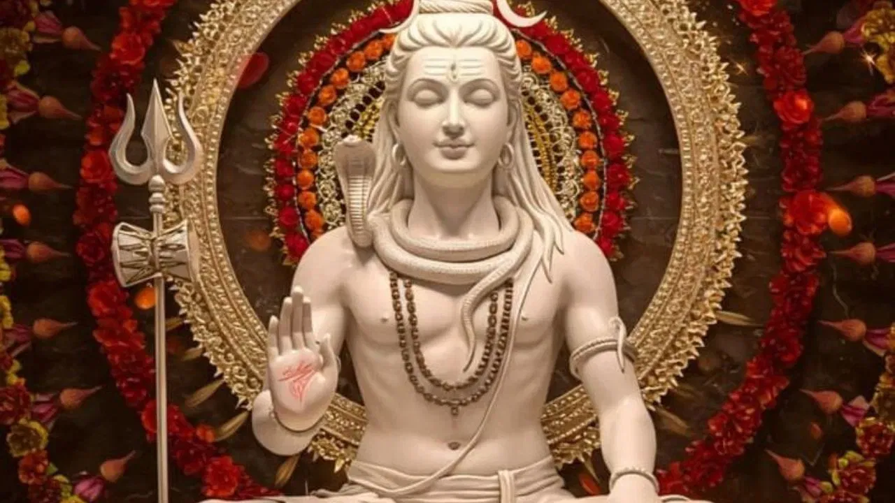 যদি শিৱ মন্দিৰত পূজা কৰাৰ সপোন দেখিছে, তেন্তে প্ৰথমে পুৱা সাৰ পাই মন্দিৰলৈ যাওক। ইয়াৰ পিছত ভোলানাথৰ জলাভিষেক কৰক আৰু আশীৰ্বাদ লাভ কৰক।
