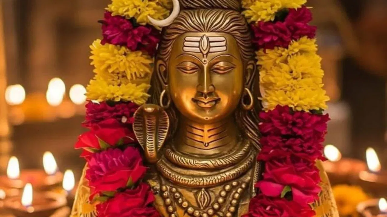 সপোনত শিৱ মন্দিৰ দেখাটো এক অতি শুভ লক্ষণ। যিয়ে জীৱনত আহিবলগীয়া দিনবোৰত ইতিবাচক পৰিৱৰ্তনৰ প্ৰতীক হ’ব পাৰে। আপোনাৰ জীৱনৰ পৰা অহা বিপদ আৰু সমস্যাবোৰ শেষ হ’বলৈ গৈ আছে।