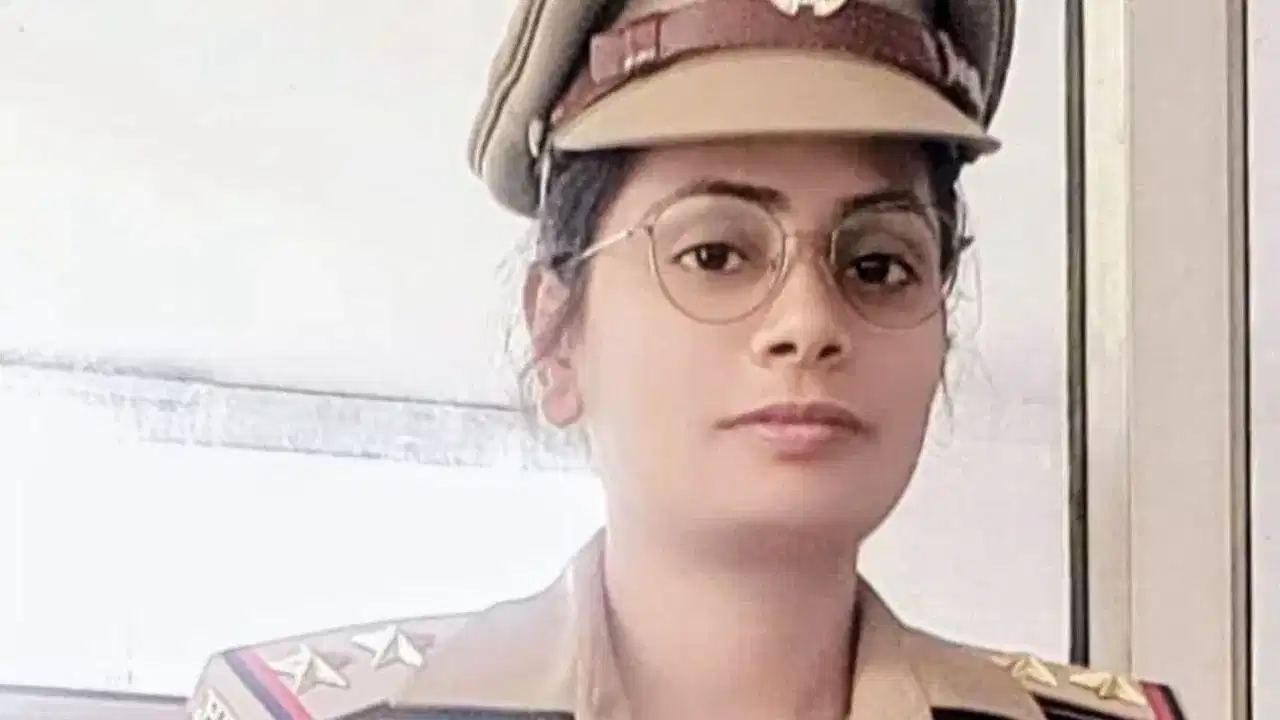 মৰ্মান্তিক! এটা কুকুৰক ৰক্ষা কৰিবলৈ গৈ প্ৰাণ হেৰুৱালে আৰক্ষী উপ-পৰিদৰ্শক ৰিছা শৰ্মাই... মৰ্মান্তিক! এটা কুকুৰক ৰক্ষা কৰিবলৈ গৈ প্ৰাণ হেৰুৱালে আৰক্ষী উপ-পৰিদৰ্শক ৰিছা শৰ্মাই...