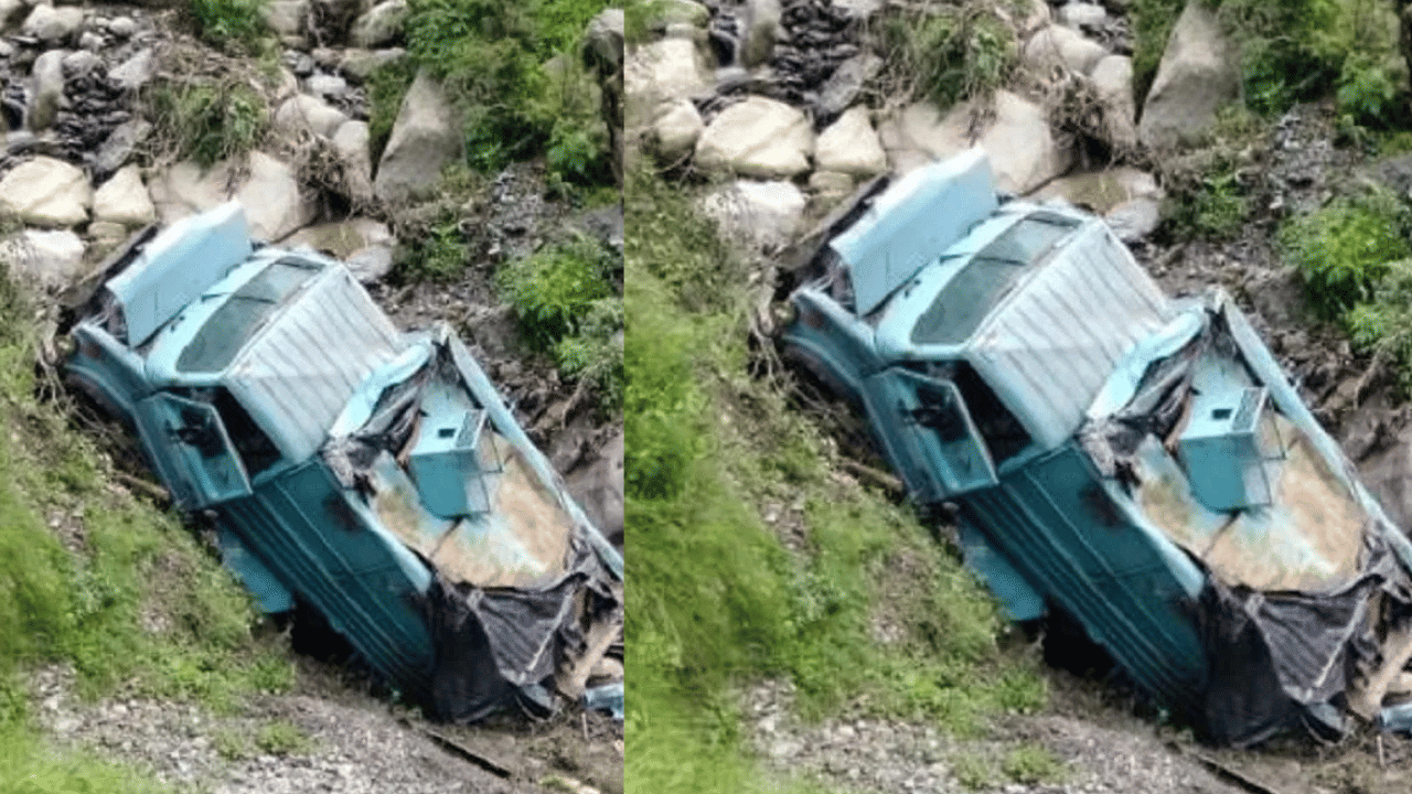 জম্মু-কাশ্মীৰঃ দ খাৱৈত বাগৰি পৰিল CRPF ৰ জোৱান কঢ়িয়াই নিয়া বাহন, মৃত্যু ৩ জনৰ, আহত বহুতো... জম্মু-কাশ্মীৰঃ দ খাৱৈত বাগৰি পৰিল CRPF ৰ জোৱান কঢ়িয়াই নিয়া বাহন, মৃত্যু ৩ জনৰ, আহত বহুতো...