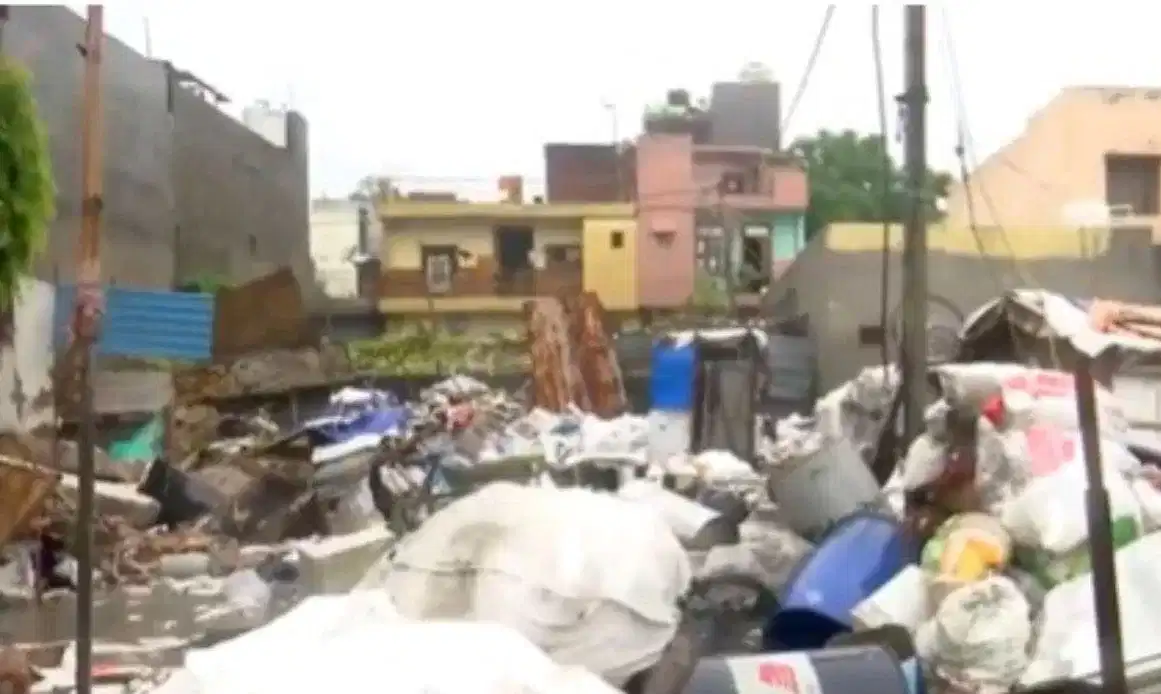 শোকাৱহ! মূৰৰ ওপৰতে ভাঙি পৰিল দেৱাল,  শিশুসহ ৭ জনৰ মৃত্যু, আবদ্ধ বহু... শোকাৱহ! মূৰৰ ওপৰতে ভাঙি পৰিল দেৱাল,  শিশুসহ ৭ জনৰ মৃত্যু, আবদ্ধ বহু...