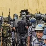 কাঠমাণ্ডুৰ সৰ্ববৃহৎ কাৰাগাৰ... নেপালত চৰকাৰ বিৰোধী প্ৰতিবাদৰ মাজতে ৭৭ খন জিলাৰ কাৰাগাৰৰ পৰা পলায়ন কৰিছে ১৩ হাজাৰ কয়দী। সমগ্ৰ দেশতে পৰিস্থিতি নিয়ন্ত্ৰণৰ বাহিৰত। নেপালৰ ৭৭খন জিলা। প্ৰতিখন জিলাতে জিলা কাৰাগাৰ আছে যদিও কিছুমান জিলাত অতিৰিক্ত কাৰাগাৰ আছে। ইয়াৰ আটাইতকৈ ডাঙৰ আৰু কেন্দ্ৰীয় কাৰাগাৰখন হৈছে সুন্দৰা কেন্দ্ৰীয় কাৰাগাৰ।