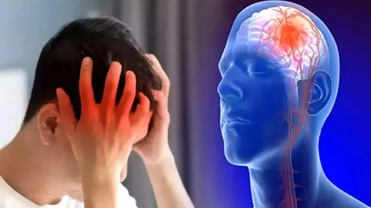 এই ৰোগৰ লক্ষণসমূহ এনেধৰণৰ হ’ব পাৰে- শৰীৰৰ এটা ফাল হঠাতে অজ্ঞান হৈ পৰা বা দুৰ্বল হোৱা, কথা কোৱা বা বুজিবলৈ অসুবিধা হোৱা, এটা চকুৰ দৃষ্টিশক্তি কমি যোৱা। বহুতে ভাৰসাম্য হেৰুৱা, মূৰৰ বিষ, বা মূৰ ঘূৰোৱা আদি সমস্যাও অনুভৱ কৰে।